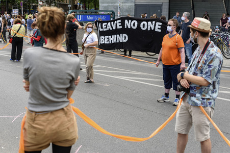 Menschenkette gegen Rassismus in Berlin