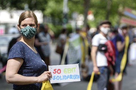 Menschenkette gegen Rassismus in Berlin