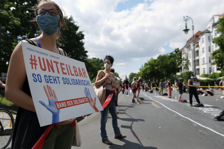 Menschenkette gegen Rassismus in Berlin