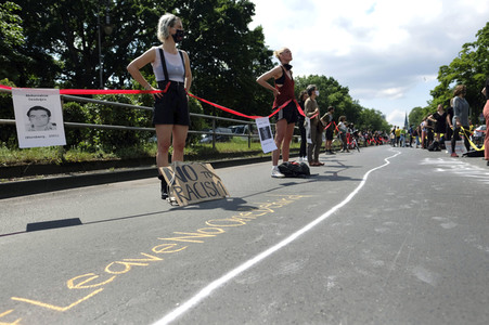Menschenkette gegen Rassismus in Berlin