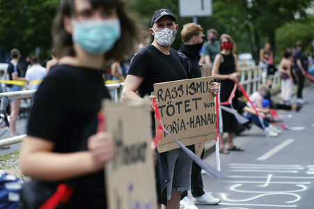 Menschenkette gegen Rassismus in Berlin