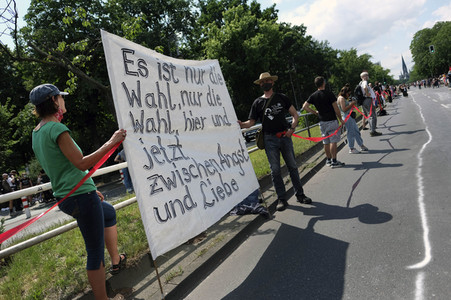 Menschenkette gegen Rassismus in Berlin