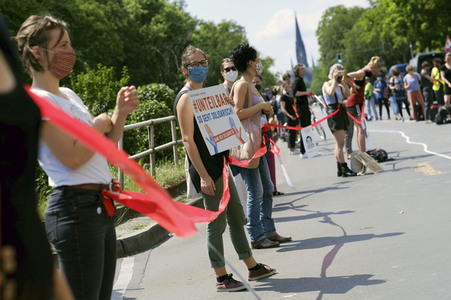 Menschenkette gegen Rassismus in Berlin