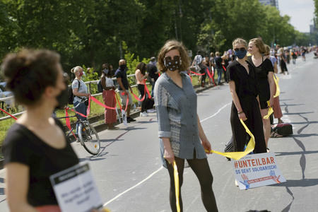 Menschenkette gegen Rassismus in Berlin