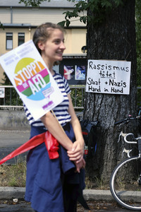 Menschenkette gegen Rassismus in Berlin