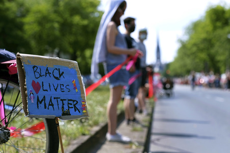 Menschenkette gegen Rassismus in Berlin