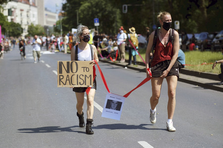 Menschenkette gegen Rassismus in Berlin