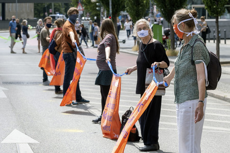 Menschenkette gegen Rassismus in Berlin