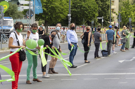 Menschenkette gegen Rassismus in Berlin