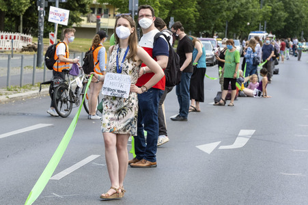 Menschenkette gegen Rassismus in Berlin