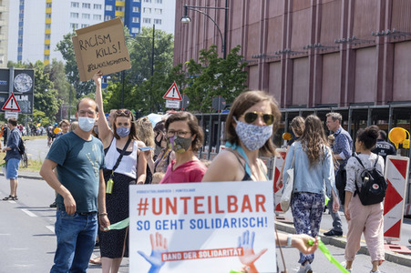 Menschenkette gegen Rassismus in Berlin