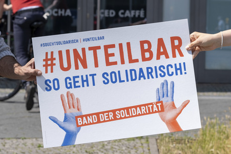 Menschenkette gegen Rassismus in Berlin