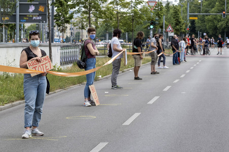 Menschenkette gegen Rassismus in Berlin