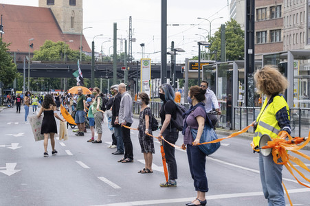 Menschenkette gegen Rassismus in Berlin