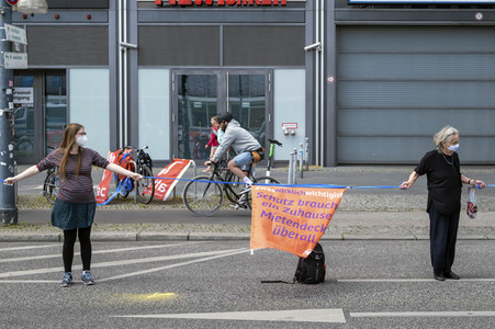Menschenkette gegen Rassismus in Berlin