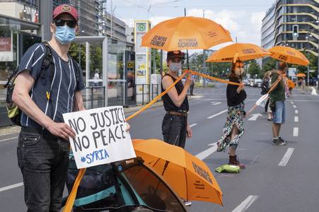 Menschenkette gegen Rassismus in Berlin
