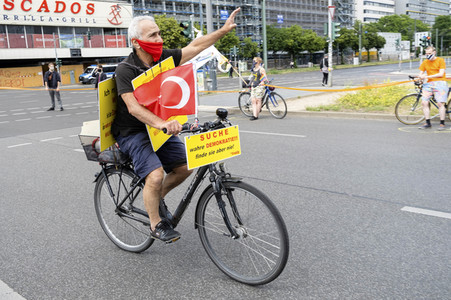 Menschenkette gegen Rassismus in Berlin