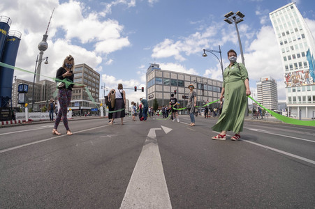 Menschenkette gegen Rassismus in Berlin