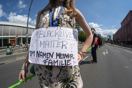 Menschenkette gegen Rassismus in Berlin