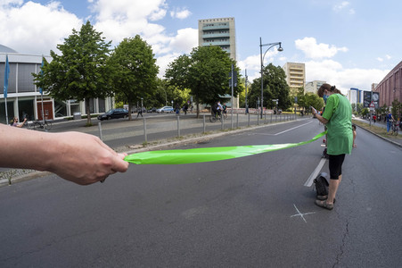 Menschenkette gegen Rassismus in Berlin