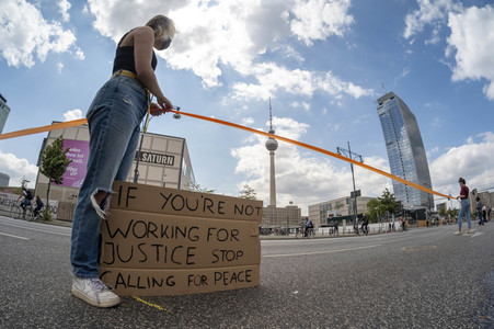 Menschenkette gegen Rassismus in Berlin