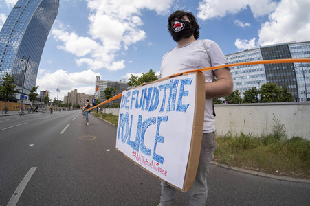 Menschenkette gegen Rassismus in Berlin