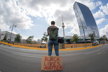 Menschenkette gegen Rassismus in Berlin