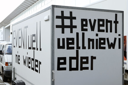 Autokorso unter dem Motto 'EVENTuell nie wieder' in Hamburg