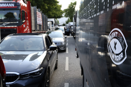 Autokorso unter dem Motto 'EVENTuell nie wieder' in Hamburg
