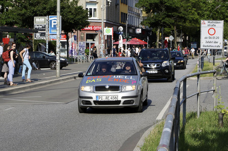 Autokorso unter dem Motto 'EVENTuell nie wieder' in Hamburg