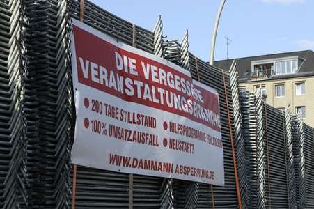 Autokorso unter dem Motto 'EVENTuell nie wieder' in Hamburg