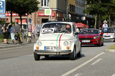 Autokorso unter dem Motto 'EVENTuell nie wieder' in Hamburg