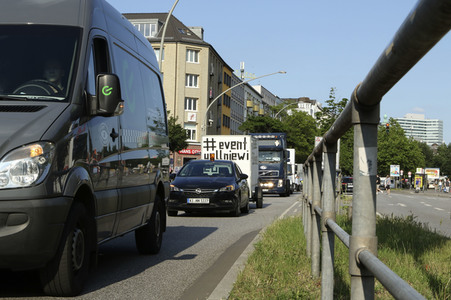 Autokorso unter dem Motto 'EVENTuell nie wieder' in Hamburg