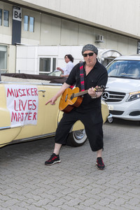 Autokorso unter dem Motto 'EVENTuell nie wieder' in Hamburg