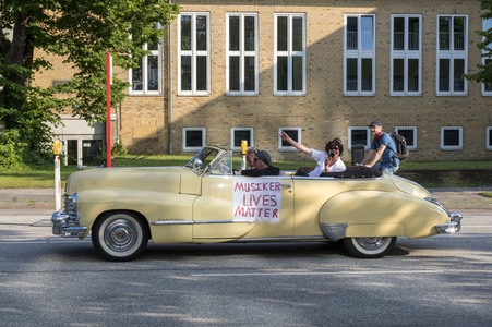 Autokorso unter dem Motto 'EVENTuell nie wieder' in Hamburg