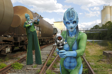 GEEK ART: Außerirdische besuchen die Erde / Aliens Visit Earth Bodypainting