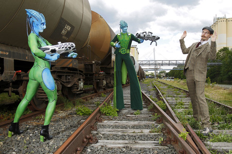 GEEK ART: Außerirdische besuchen die Erde / Aliens Visit Earth Bodypainting