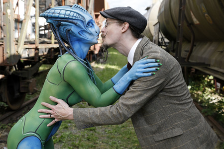 GEEK ART: Außerirdische besuchen die Erde / Aliens Visit Earth Bodypainting