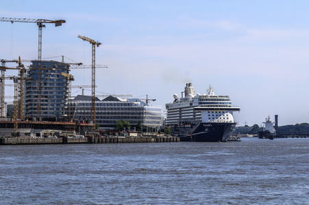 Das Kreuzfahrtschiff 'Mein Schiff 3' in Hamburg