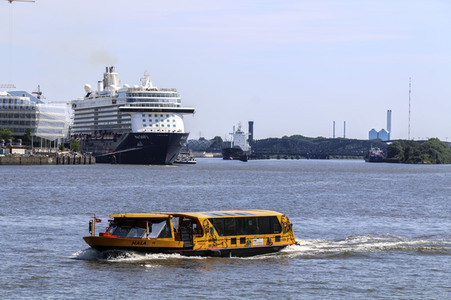 Das Kreuzfahrtschiff 'Mein Schiff 3' in Hamburg