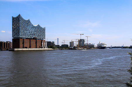 Das Kreuzfahrtschiff 'Mein Schiff 3' in Hamburg