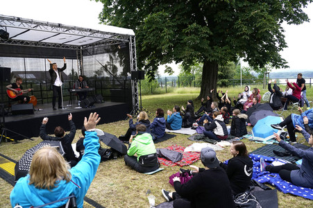 Picknickkonzert mit Billy Andrews / The Dark Tenor & Trio Ensemble in Werder