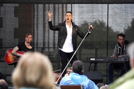 Picknickkonzert mit Billy Andrews / The Dark Tenor & Trio Ensemble in Werder