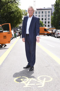 Dieter Reiter eröffnet erste Pop-up Bike-Lane in München