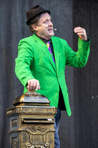 Show 'Hämmerle kommt! Mit Fola Dada!' in Friedrichshafen