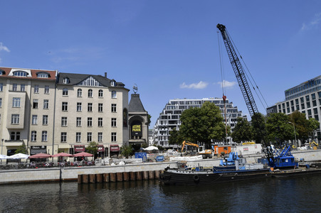 Neue Ufermauer am Schiffbauerdamm in Berlin