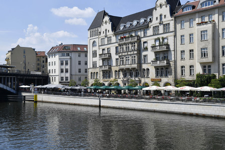Neue Ufermauer am Schiffbauerdamm in Berlin