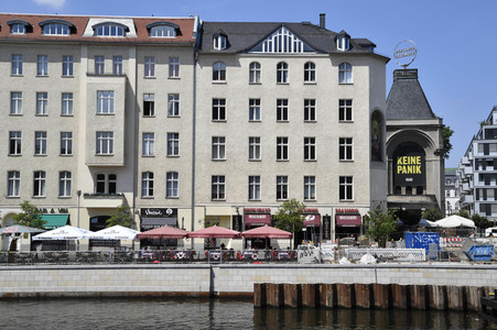 Neue Ufermauer am Schiffbauerdamm in Berlin