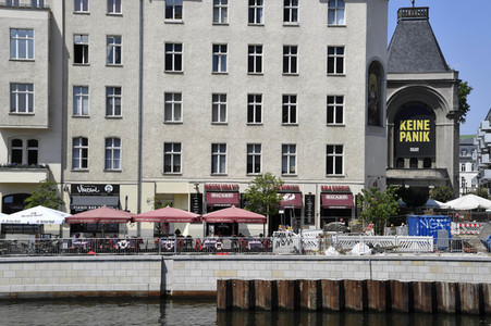 Neue Ufermauer am Schiffbauerdamm in Berlin