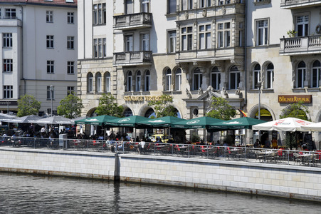 Neue Ufermauer am Schiffbauerdamm in Berlin